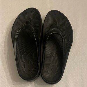 Women’s OOFOS OOlala Black Cushioned Foam Flip Flops